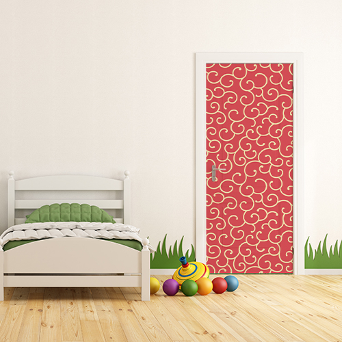 Petite chambre pour enfant avec une porte décorée par un sticker arabesque rouge