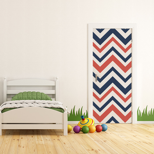 Chambre pour enfants dont la porte d'entrée est décorée avec un sticker adhésif autocollant décoratif chevrons bleus blancs rouges