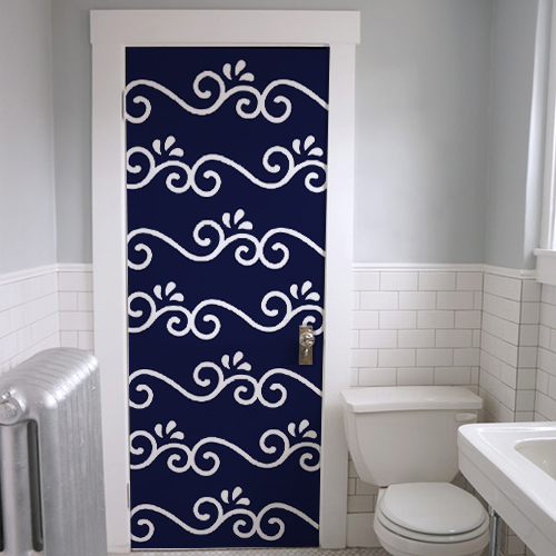 Toilettes ou salle de bain dont la porte est ornée d'un sticker autocollant arabesque bleue