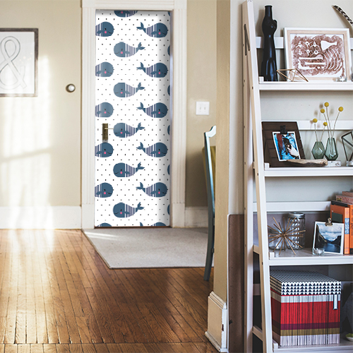 Porte d'entrée de la maison décorée avec un sticker autocollant décoratif baleine kawai collé dessus