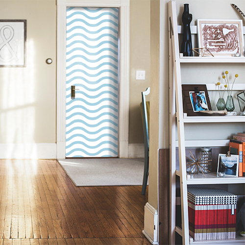 Porte de maison décorée avec un sticker autocollant décoratif vagues bleues claires