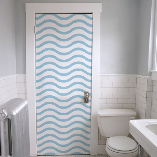 Porte des WC décorées avec un sticker autocollant déco vageus bleues claires