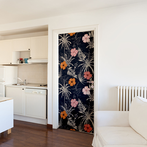 cuisine blanche avec sticker plantes tropicales collé sur la porte permettant d'apporter de la couleur à la pièce