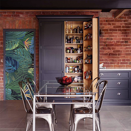 cuisine avec sticker motif végétaux de jungle sur fond noir collé sur la porte