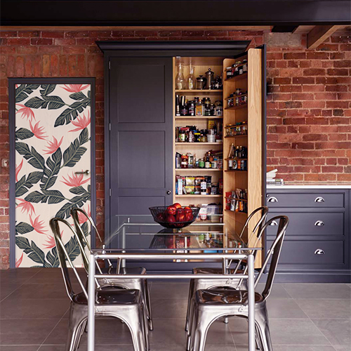 cuisine de style industriel avec sticker de portes et placards motif fleurs roses sur fond noir collé sur la porte bois métal moderne gris brique