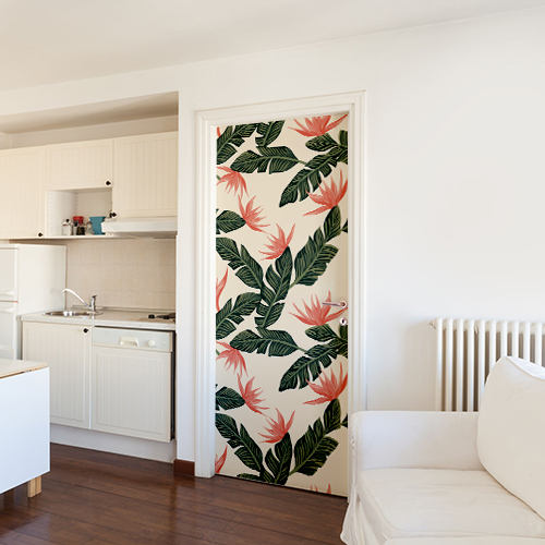 Studio personnalisé avec une touche d'exotisme décor adhésif de portes palme et fleurs rose.