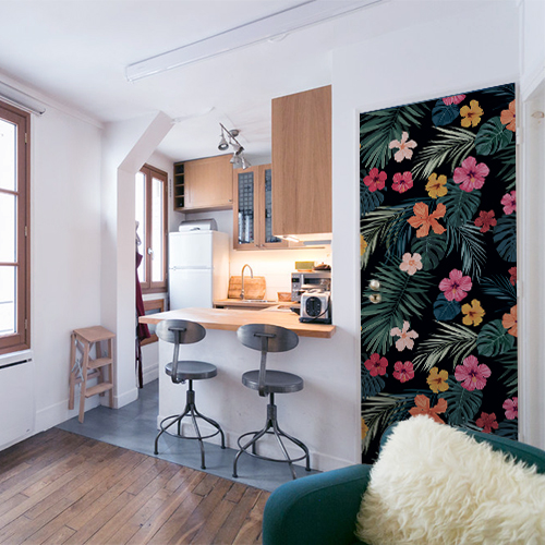 studio moderne avec un décor adhésif pour porte hisbiscus multicolore comme un papier peint