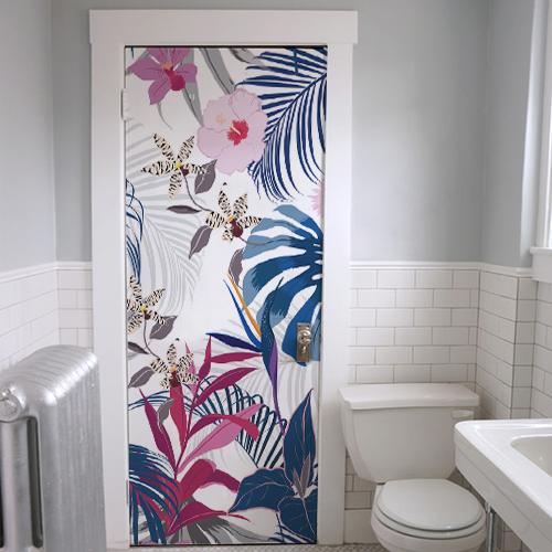 Salle de bain décorée avec un adhésif de porte jungle représentant une végétation exotique rose verte et bleue.