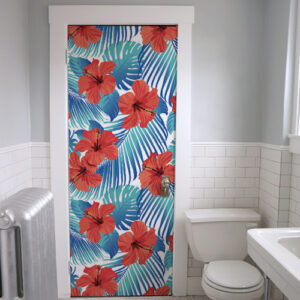 Porte de salle de bain personnalisée avec sticker déco de portes et placards fleurs rouges.