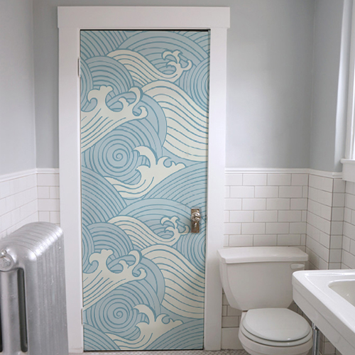 Déco de salle de bain en bleu ciel et blanc avec adhésif de porte et placard au motif vagues japonais