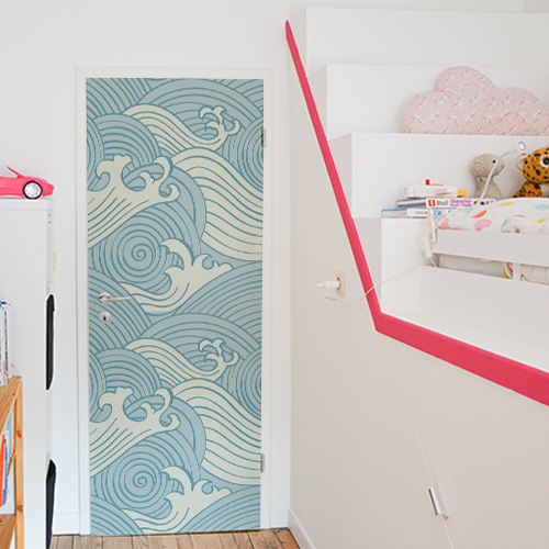 Chambre d'enfant dont la porte est personnalisée avec une adhésif déco vagues bleues comme du papier peint adhésif. Motifs japonais