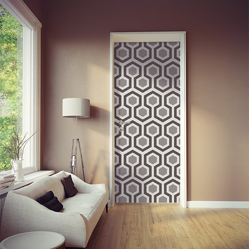 Salon avec porte personnalisée par un sticker de portes nid d'abeille avec décors hexagones gris tendance.