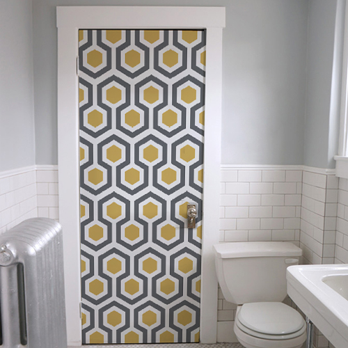salle de bain avec sticker ruche jaune collé sur la porte