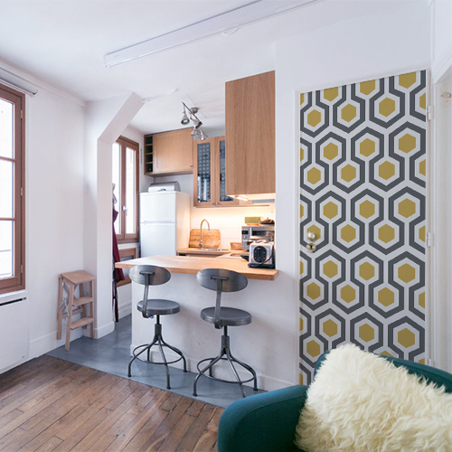 studio moderne avec sitcker ruche jaune collé sur la porte