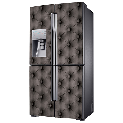 Frigo américain moderne décoré avec un adhésif décoratif imitation capiton gris