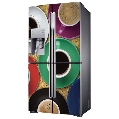 Frigo américain noir standard orné d'un sticker adhésif tasse de caffé