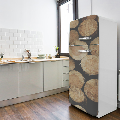 Grand frigo classique blanc orné d'un sticker autocollant déco buches de bois