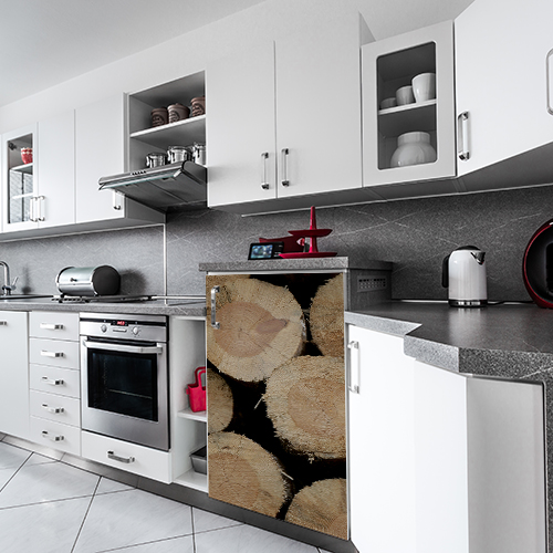 Cuisine tout équipée avec un frigo décoré d'un sticker buches en bois