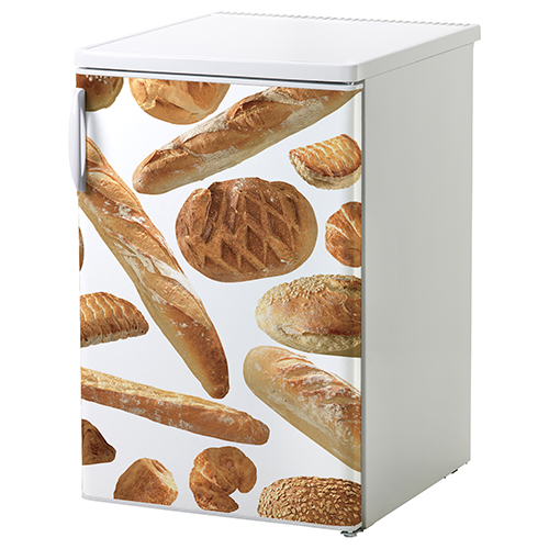 Petit frigo blanc classique orné d'un sticker boulangerie