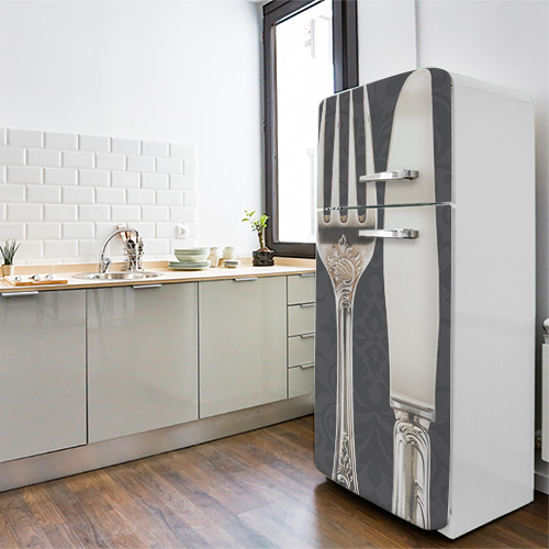 Cuisine classique blanche avec un frigo orné d'un sticker adhésif motif Baroque