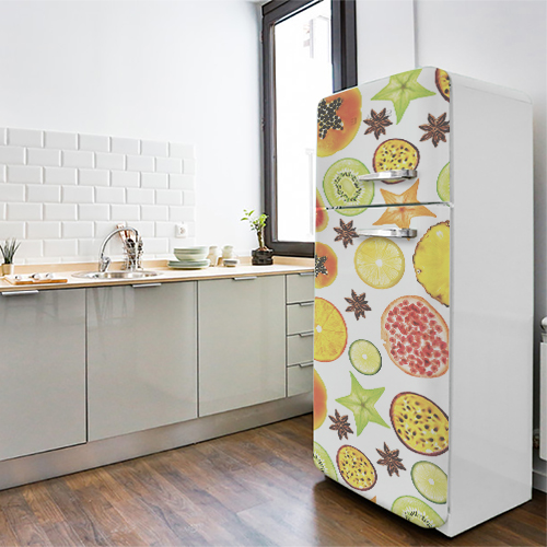 Grand frigo classique orné d'un sticker déco motif FRUITS EXOTIQUES dans une cuisine classique