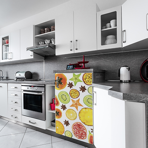 Cuisine moderne avec un sticker adhésif FRUITS EXOTIQUES collé sur le petit frigo