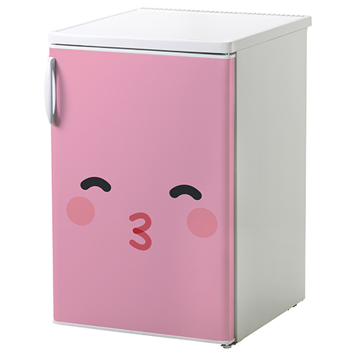 Autocollant déco adhésif Smiley Rose bisou collé sur un petit frigo blanc