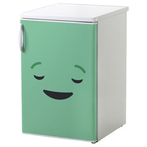 Petit frigo blanc décoré avec un Sticker adhésif décoratif smiley endormi vert
