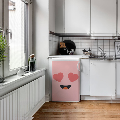 Cuisine moderne et équipée avec un frigo orné d'un sticker décoratif Smiley Amoureux Rose