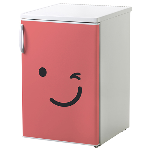 Petit frigo blanc orné d'un sticker autocollant smiley clin d'oeil rouge