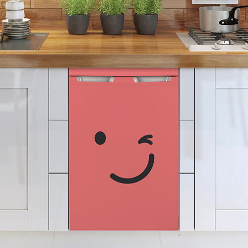 Sticker autocollant smiley clin d'oeil rouge collé sur le frigo d'une cuisine moderne