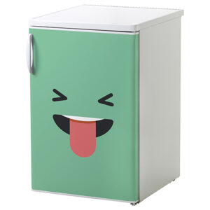 Petit frigo blanc orné d'un autocollant de la gamme smiley : le sticker smiley taquin vert