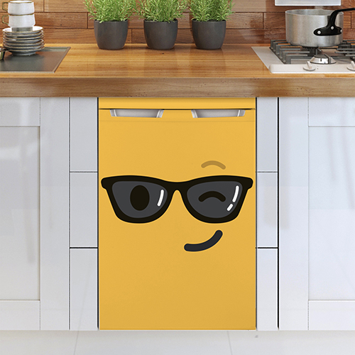 Cuisine moderne tout équipée avec un sticker smiley clin d'oeil jaune collé sur le frigo.