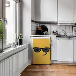 Lave vaisselle avec un sticker déco Smiley clin d'oeil jaune collé dessus