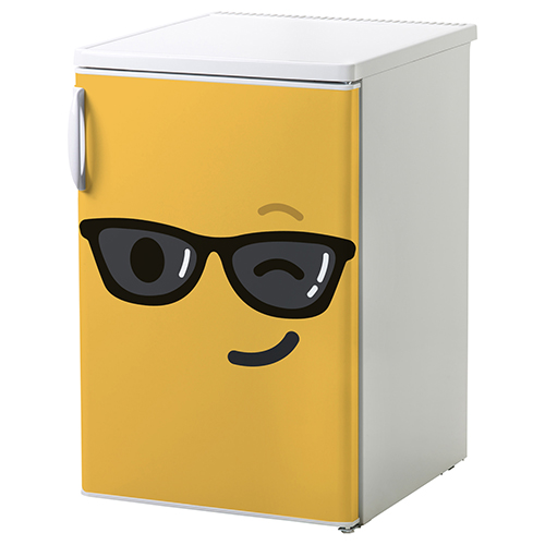 Petit frigo classique orné d'un sticker autocollant Smiley clin d'oeil jaune.