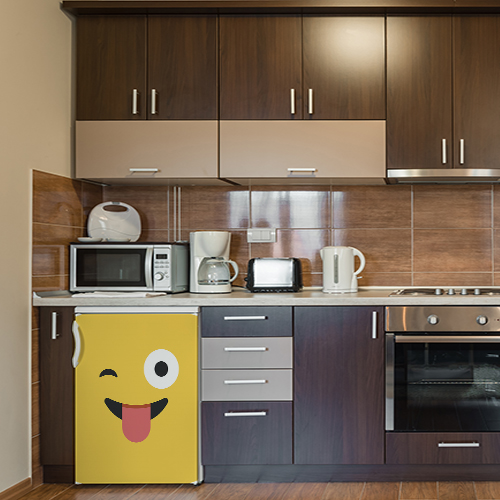 Cuisine moderne tout équipée avecun sticker autocollant smiley souriant jaune sur le frigo