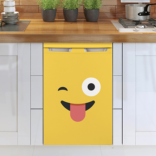 Cuisine moderne avec un sticker adhésif smiley jaune collé sur le lave vaisselle