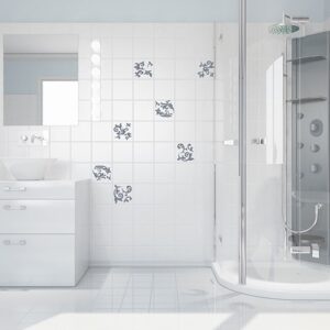 Stickers arabesque barroque pour carrelage dans une salle de bain