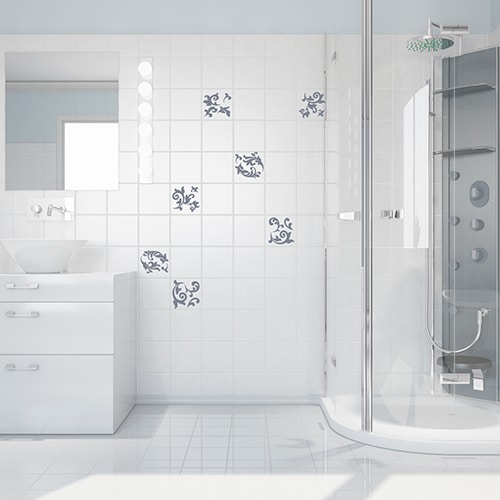 Stickers arabesque barroque pour carrelage dans une salle de bain