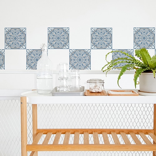 Adhésif ciment souris bleu, blanc et gris pour décoration carrelage blanc de salle à manger