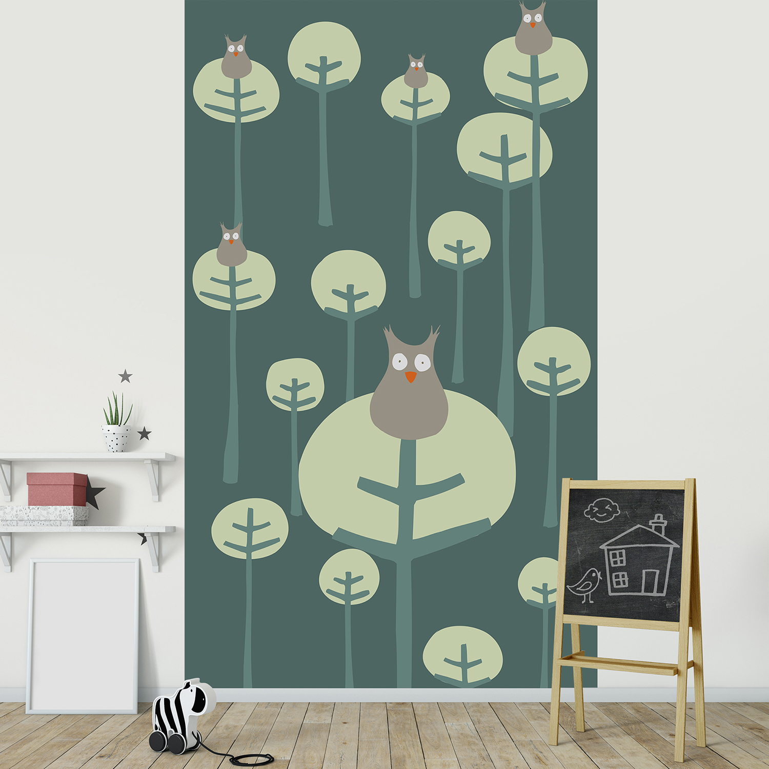 Papier intissé décoratif, visuel panoramique, dessin de petites chouettes grises, univers bienveillant, forêt d’arbres épurés, bulle de nature, collection idéale pour chambre bébé.