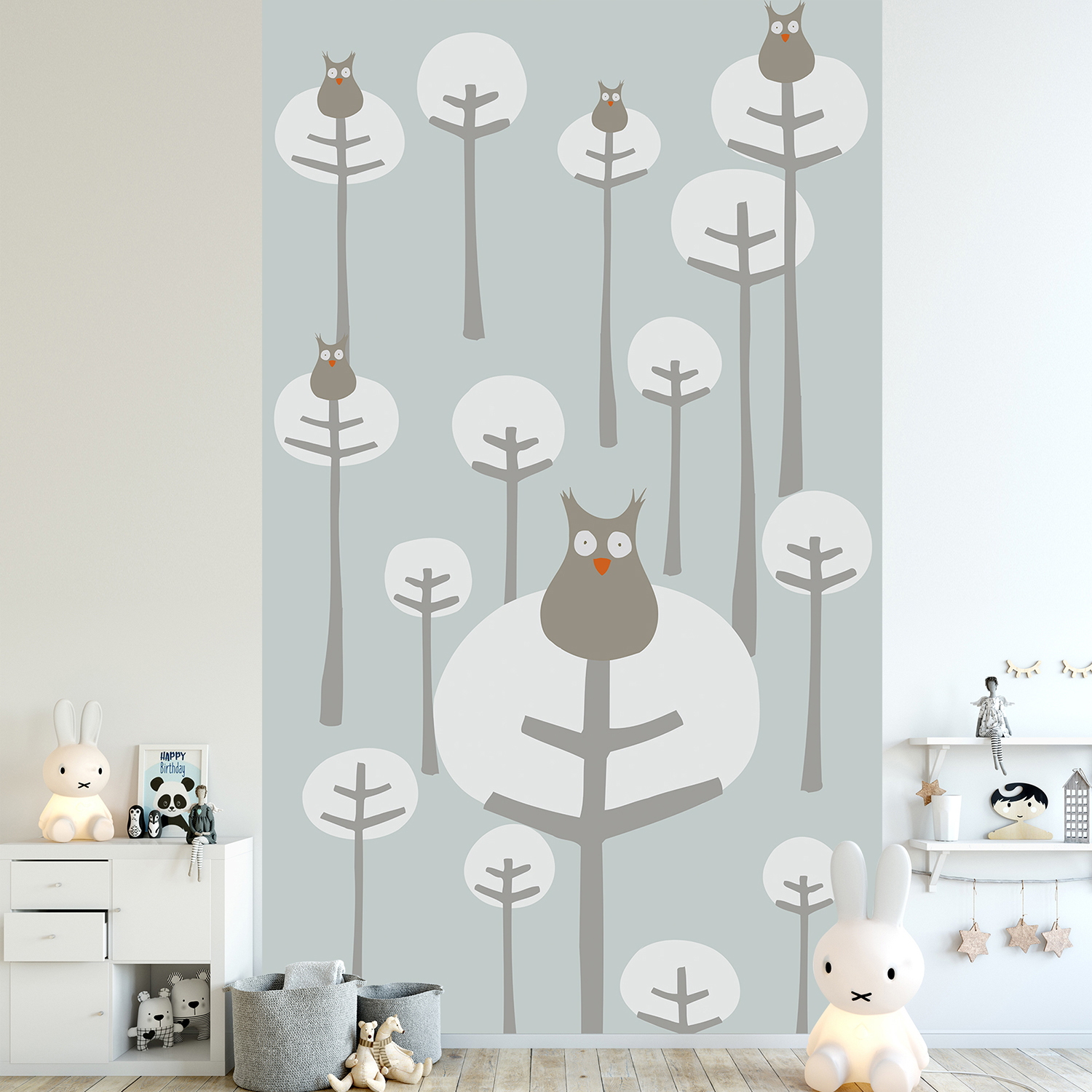 Papier intissé décoratif, visuel panoramique, dessin de petits hiboux gris, univers doux et naturel, forêt d’arbres épurés, bulle de nature, collection idéale pour chambre bébé.