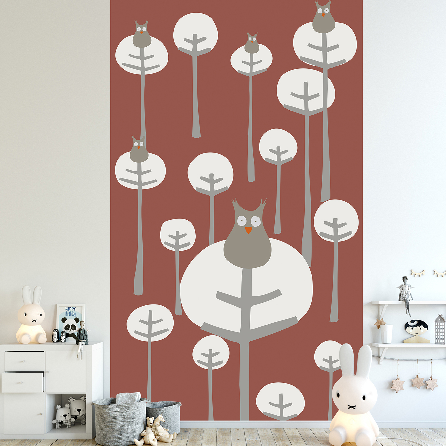 Visuel panoramique, 2.50 m x 1.50 m, papier intissé, qualité, illustration de chouettes, forêt enchantée, arbres amusants, design simple et doux, framboise, blanc et gris, lavable facilement, idéal chambre enfant.