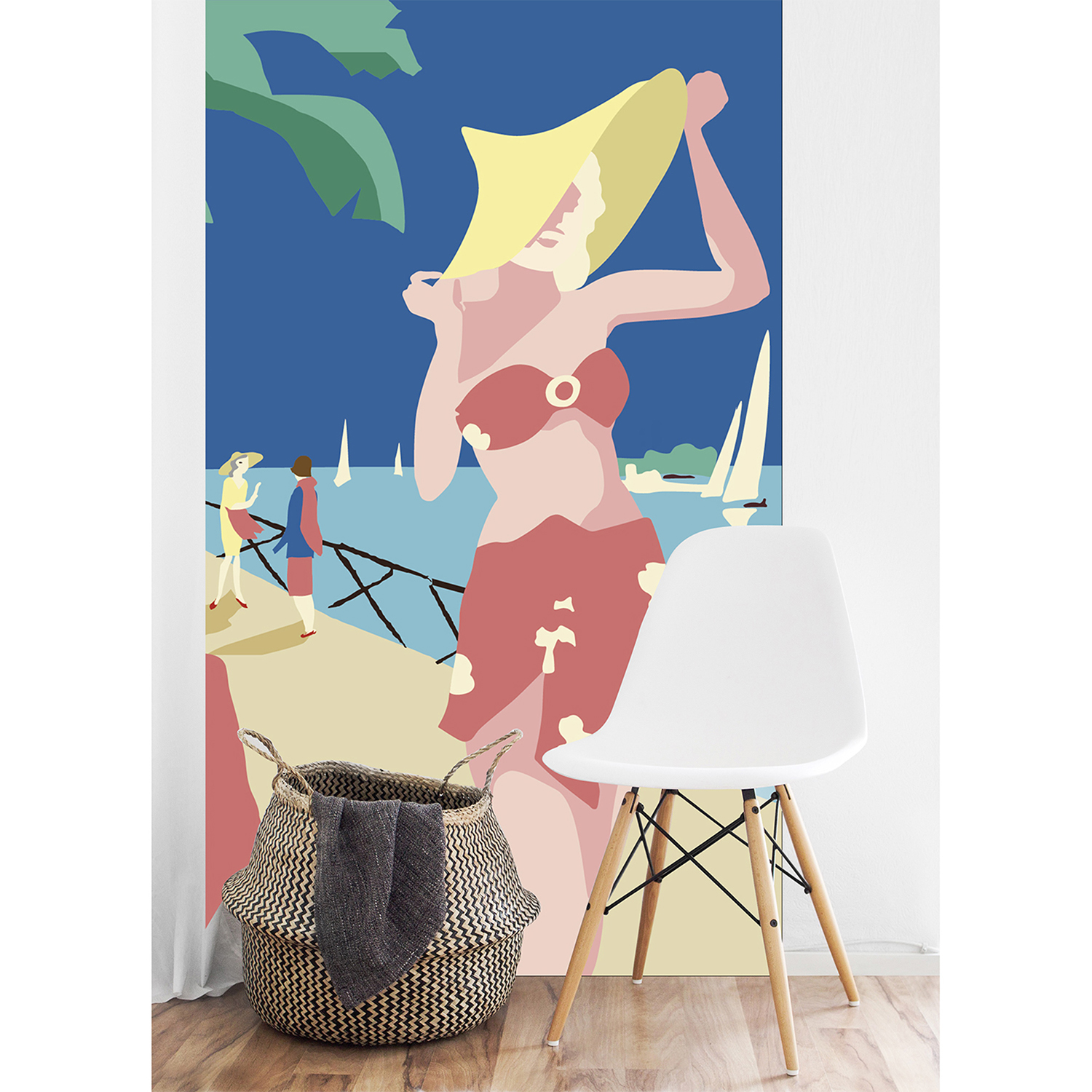 Poster géant en intissé, panoramique, facile à poser, couverture de magasine, bord de mer, dame chic à la robe fendue et au large chapeau, fond ciel et mer bleu azur, palmier et voiliers, années 60.