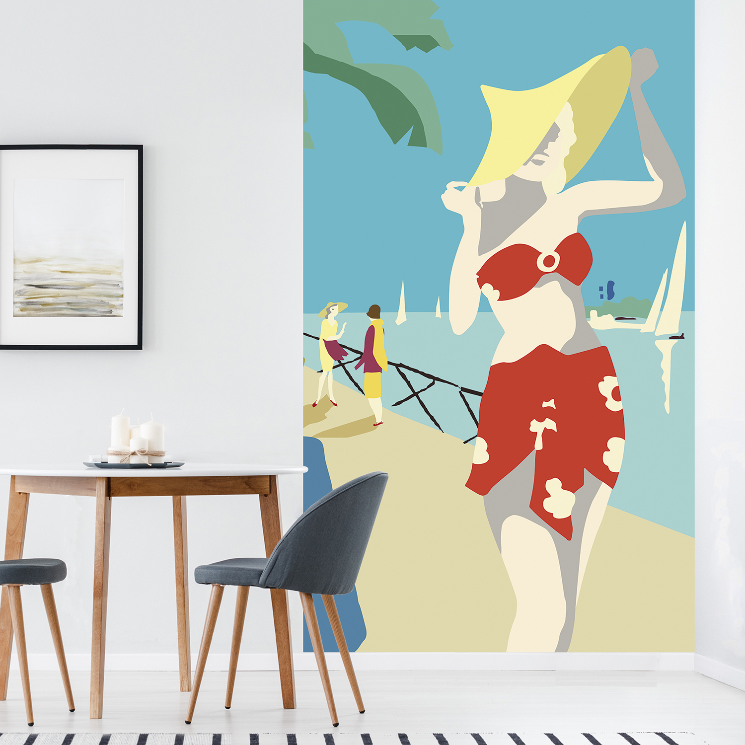 Poster géant en intissé, panoramique, facile à poser, couverture de magasine, bord de mer, dame chic à la robe fendue et au large chapeau, fond ciel et mer bleu azur, palmier et voiliers, années 60.