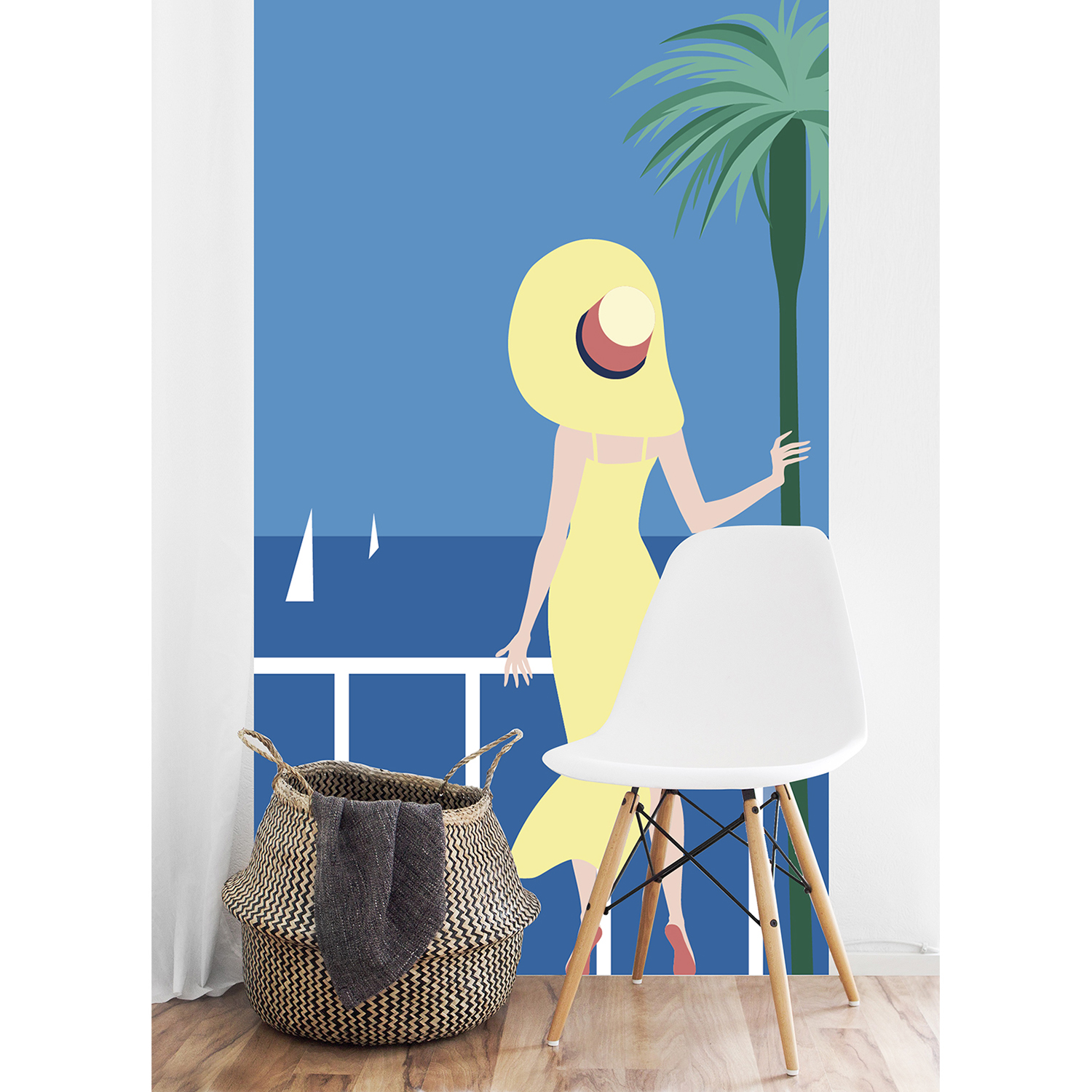 Poster géant en intissé, panoramique, facile à poser, ambiance estivale, bord de mer, dame à la robe et au chapeau aux couleurs du soleil regardant l’horizon, fond ciel et mer bleu azur, palmier et voiliers.