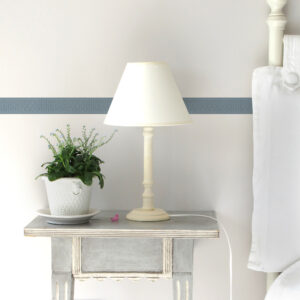 Délimitez un soubassement ou décorez un meuble, ce motif de feuilles graphiques bleues apporte une touche d'originalité à votre pièce.