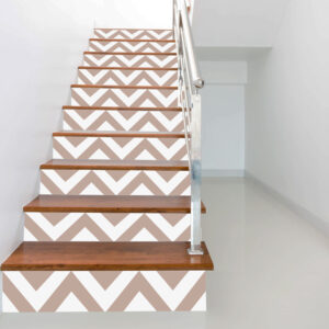 rouleau adhesif chevrons couleur taupe, rénovation meuble et escalier dimensions pratiques