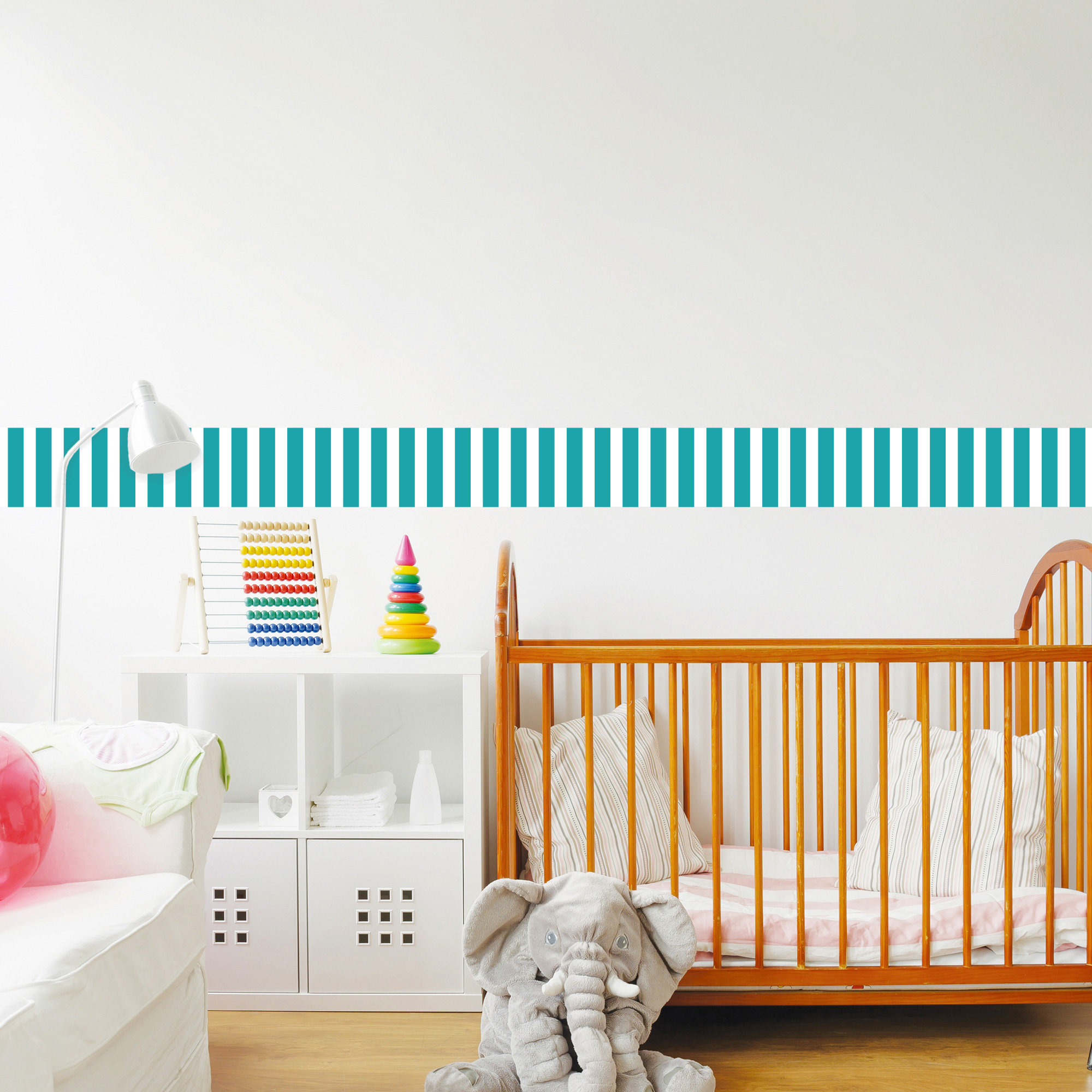 Frise Murale adhésive rayure tendance Envie de redonner du cachet à votre intérieur grâce au Home Staging ? N'hésitez plus, cette frise adhésive décorative Rayure Bleu Lagon Hadrien est faite pour vos murs !