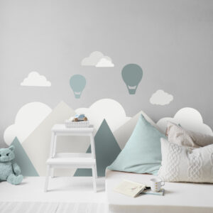 Papier Peint enfant découpé pour un interieur cosy dans un esprit scandinave. Décor Découpé montagnes vertes et mongolfières